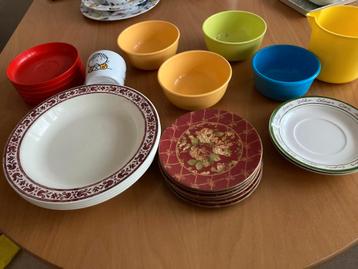 GRATIS allerlei kunststof bordjes, schaaltjes kommen licht