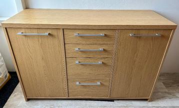 Gratis Lage kast met lades en deurtjes van gefineerd hout.