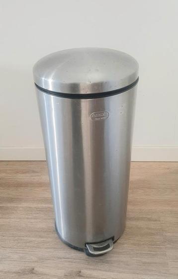 2 zilveren afvalbakken met pedaal en soft-close