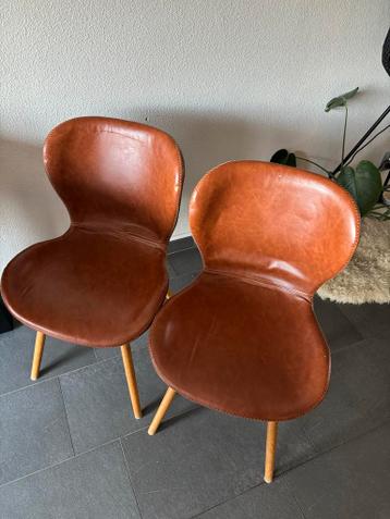 Acht bruine (cognac) stoelen