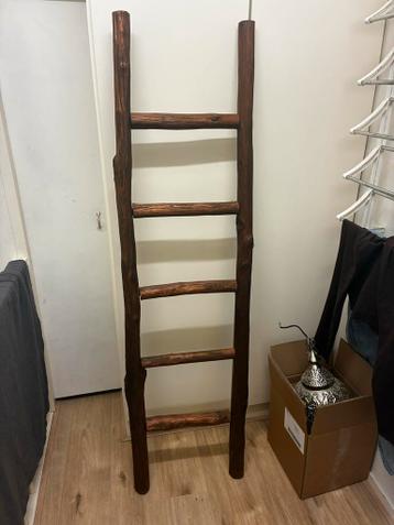 Decoratief houten trapje / rekje - gratis