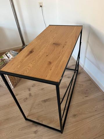 Smal bureau/tafel houtlook blad en zwart onderstel