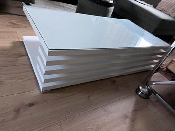 Moderne witte koffietafel met glazen blad
