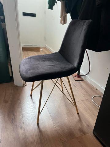 Fluwelen stoel zwart met gouden pootjes