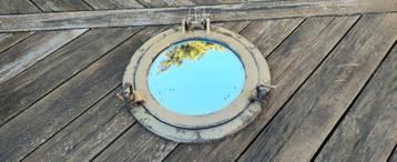 Patrijspoort met spiegel