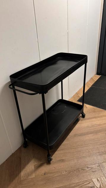 Zwart metalen karretje