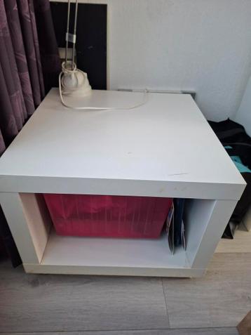 Witte bijzettafel met opbergvak (van Ikea)