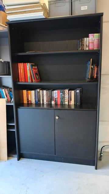 Gratis stevige archiefkast met afsluitbare deuren