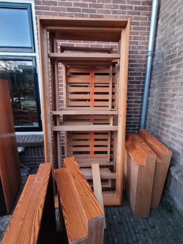 Twee door vak timmerman gemaakte bedden van esdoorn hout