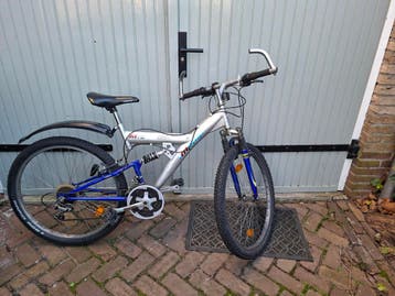 Mountainbike - opknapper (ketting loopt eraf)