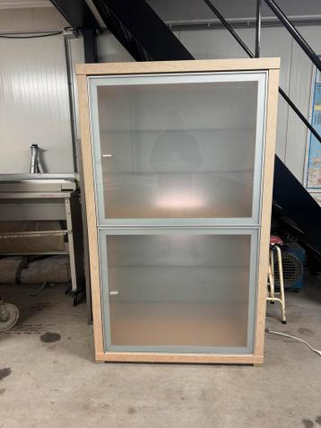 Vitrinekast / voorraadkast met glazen deurtjes en planken