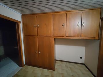 Inbouwkast van hout met diverse opbergmogelijkheden