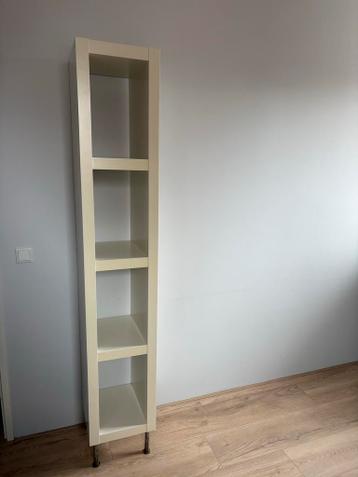 Gratis Smalle boekenkast met 4 planken