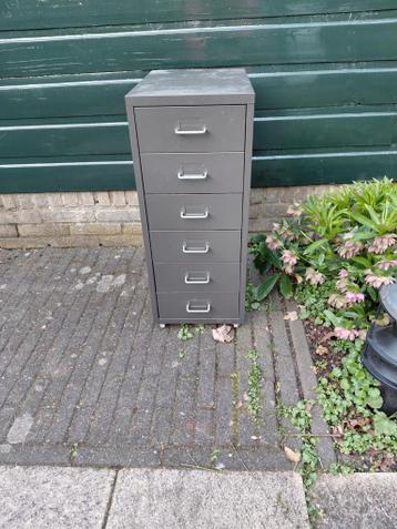 Ladenkastje, bruin/grijs metaal met wieltjes.