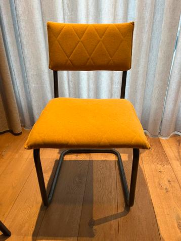 Stoel okergeel