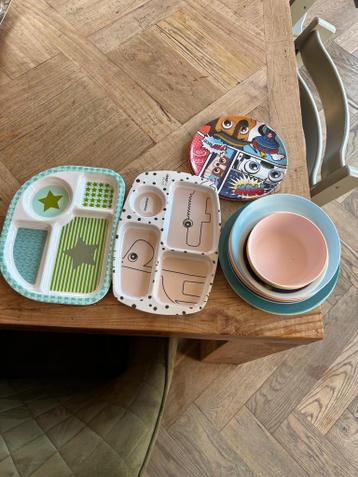 Diverse kinderborden en bakjes