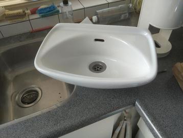 Wastafel 36 cm x 23,5  cm (Br x D) wit glans