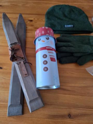 Decoratie Winter: Sneeuwpop bus, Ski's, Muts & Handschoenen