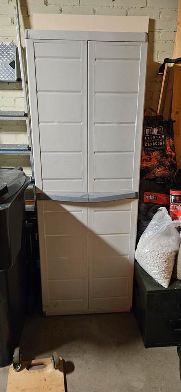 Gratis af te halen: Stevige kunststof kast met planken