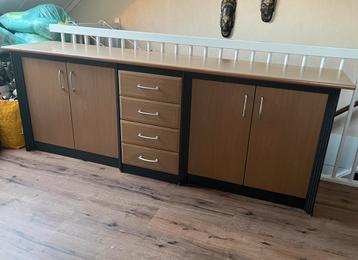 Grote kast met planken en lades