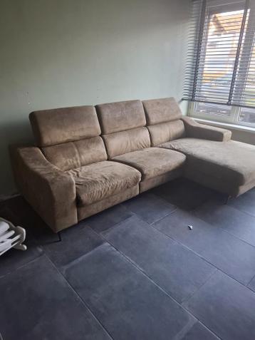 Hoekbank met elektrisch uitklapbaar gedeelte en USB