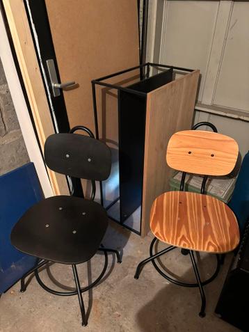 Gratis op te halen! 2 bureaustoelen + salontafel