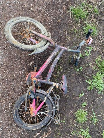 Kinderfietsje, veel roest