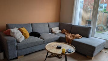 Grote hoekbank gratis af te halen (kattenkrab schade)