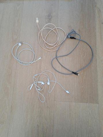 iPhone: 3 oplaadsnoertjes en oordopjes