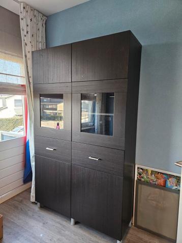 Donkerbruine kast van IKEA met deuren en lades