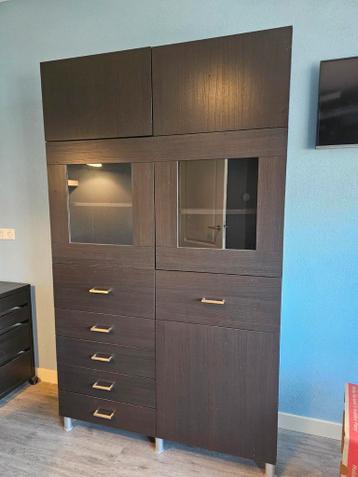 Donkerbruine Ikea kast met vitrine en lades