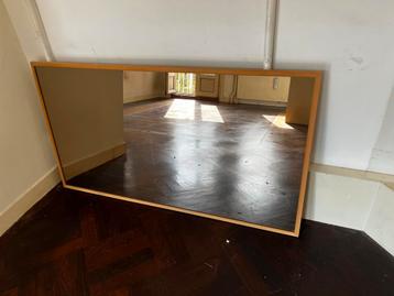 Gratis rechthoekige spiegel rookglas met houten lijst