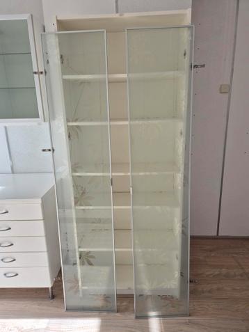 Billy kast met glazen deuren