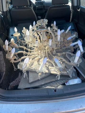 Grote kroonluchter met veel lampjes