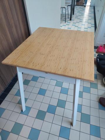 Tafel met bamboeblad en witte poten