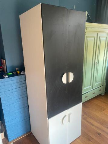 Kledingkast met krijtborddeuren