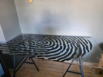 Glazen bureau met vingerafdruk design