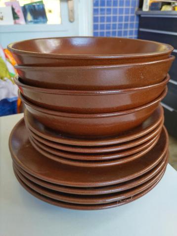 Bruin servies 4-delig ophalen. Bijna gratis.