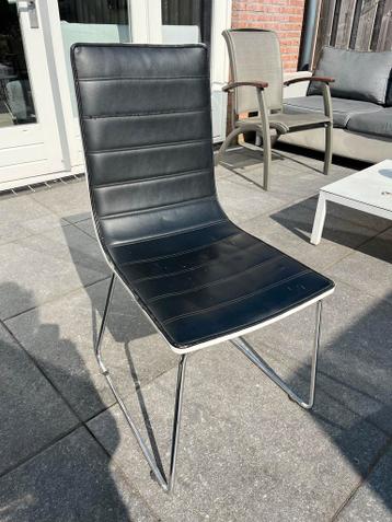 Zwarte stoel met chromen onderstel - Gebruikt