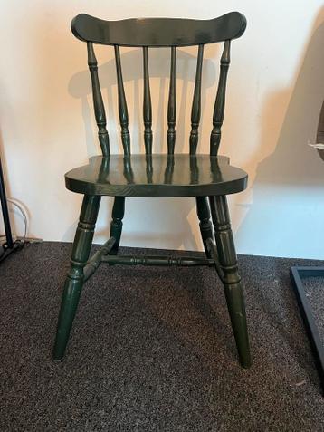 Groene houten stoel gratis af te halen in Rijen