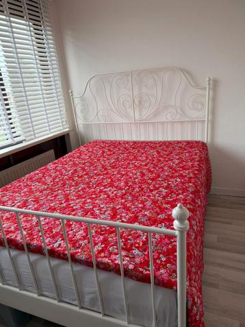 Wit metalen bedframe (zonder matras) 20€ (160x200)