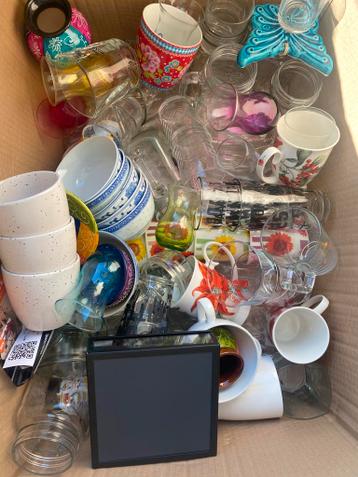 Verschillende bakjes en glazen