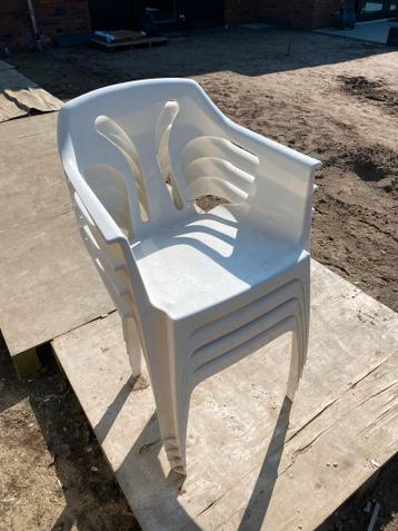 Witte kunststof stoelen