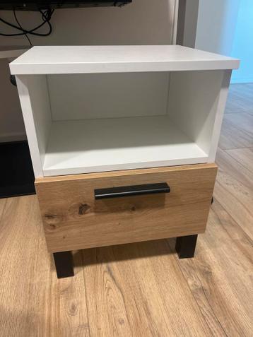 Nachtkastje met lade