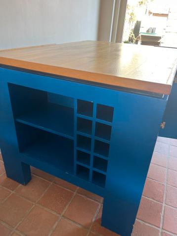 Blauw keukeneiland met houten blad en opbergruimte