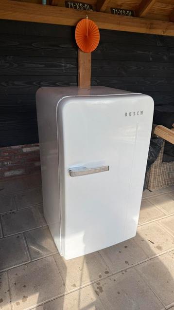 Gratis Oude antieke Bosch koelkast (niet goed werkend)