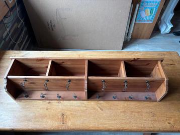 Gratis houten (wand)kapstok met opbergvakken