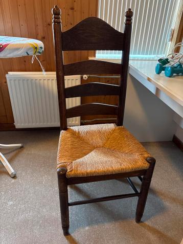 Rustieke houten stoel met rieten zitting