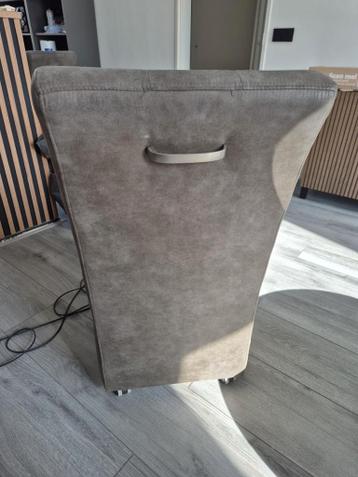 Grijze stoelen met handvat moet nu weg