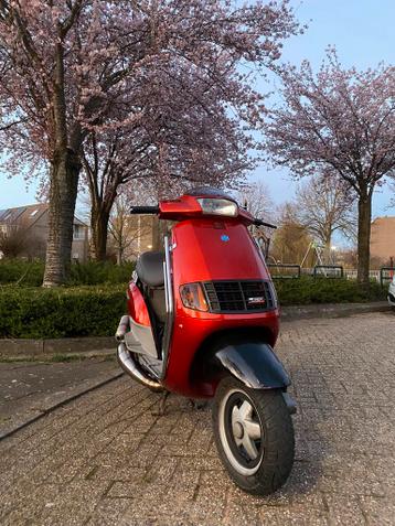 Piaggio Skipper rood voorspatbord gezocht !!